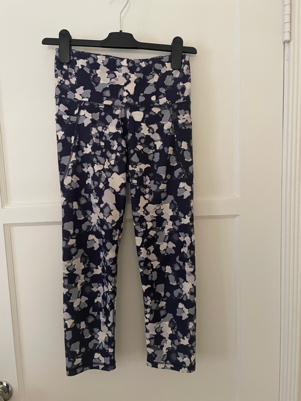 Old Navy Patterned Navy and White Athletic Leggings